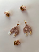 Load image into Gallery viewer, Flora Arch Dangle - Lavender
