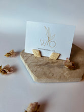 Load image into Gallery viewer, Flora Mini Wildflower Rhombus - Light Sand
